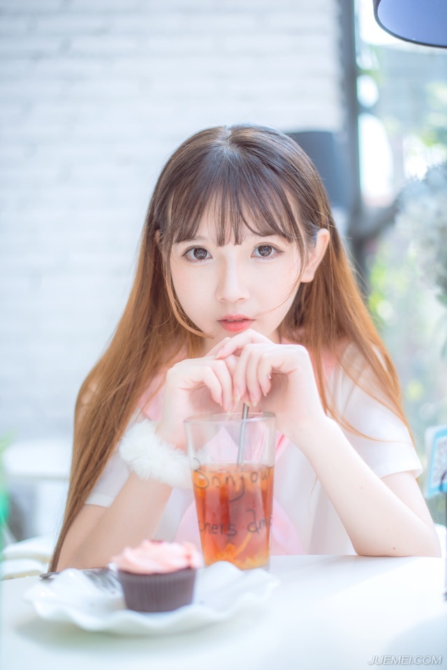 友情比爱情长久，像两条平行线，永不相交却也永远不会分离！